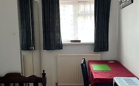 Comfortable Single Bedroom With Free On Site Parking