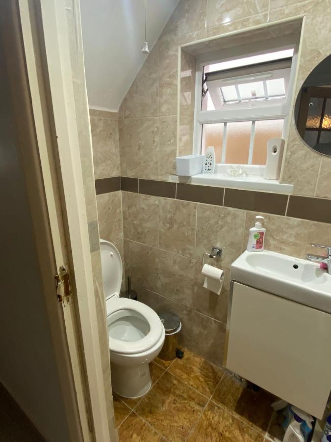 Comfortable Single Bedroom With Free On Site Parking Kingston upon Thames  Exterior photo
