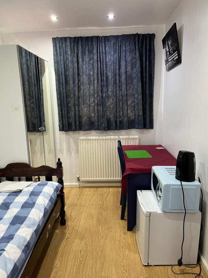 Comfortable Single Bedroom With Free On Site Parking Kingston upon Thames  Exterior photo