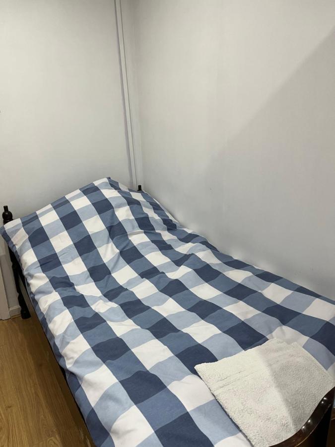 Comfortable Single Bedroom With Free On Site Parking Kingston upon Thames  Exterior photo